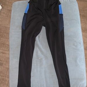 Active leggings with mesh phone pocket